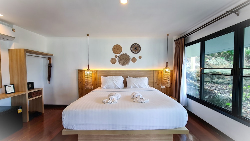 Panoramic Villa, 1 King Bed, Partial Ocean View photo 3