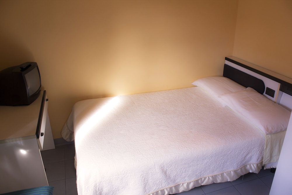 Basic Single Room, 1 Bedroom, Smoking, City View photo 2