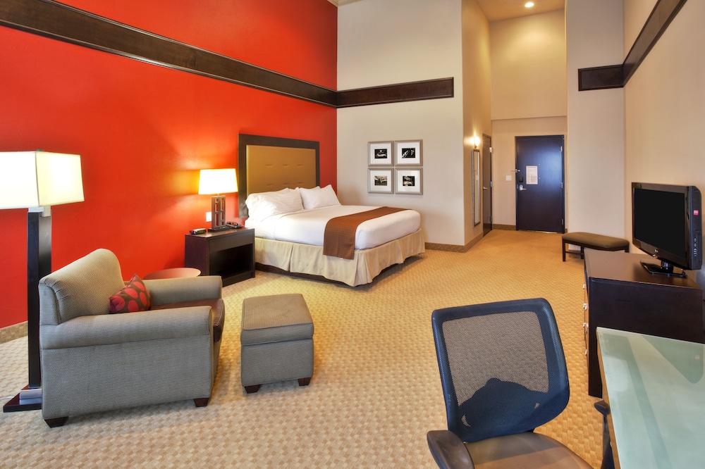 Suite, 1 King Bed, Accessible (Communication, Accessible Tub) photo 2