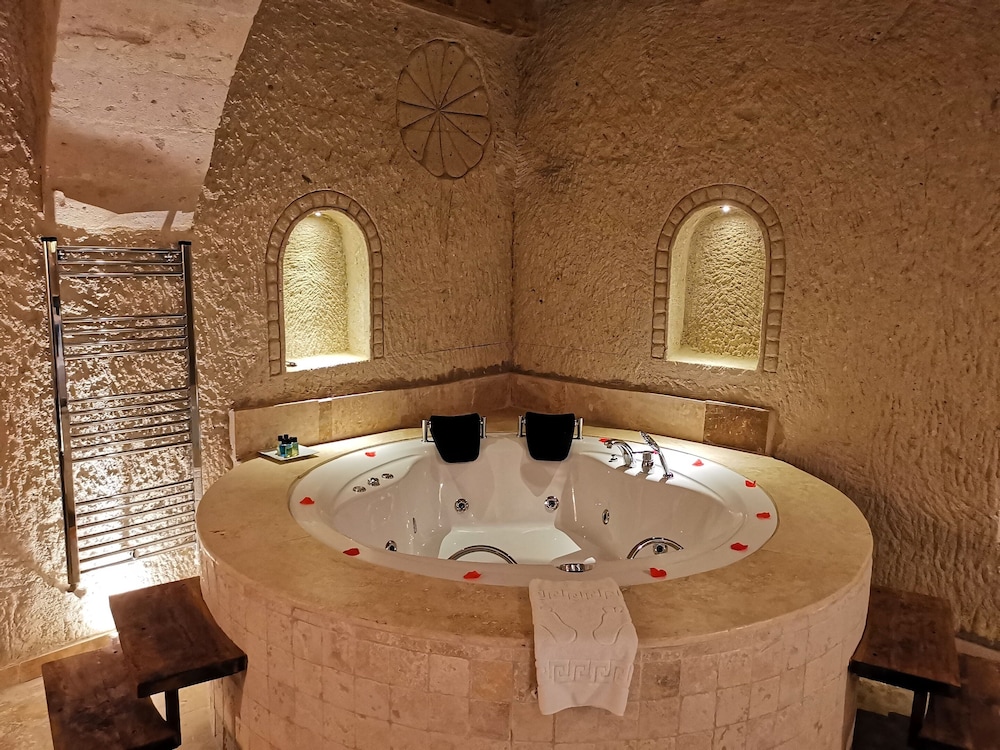 Royal Cave Suite - Photo 5