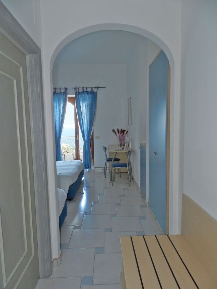 Superior Triple Room, 1 Bedroom, Terrace, Sea View photo 3