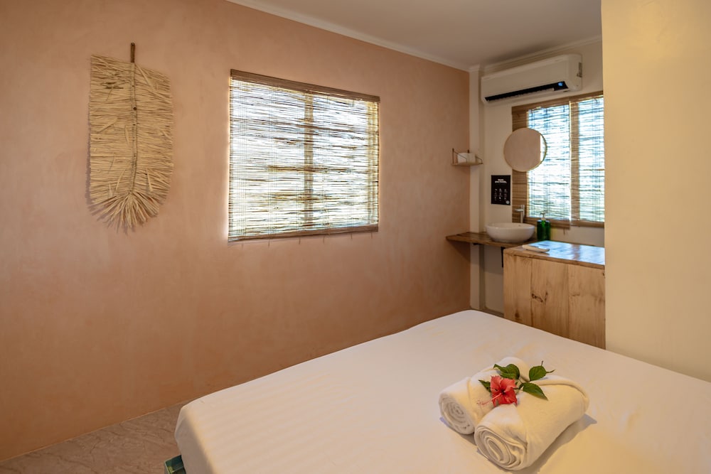 Standard Queen Room - Photo 7