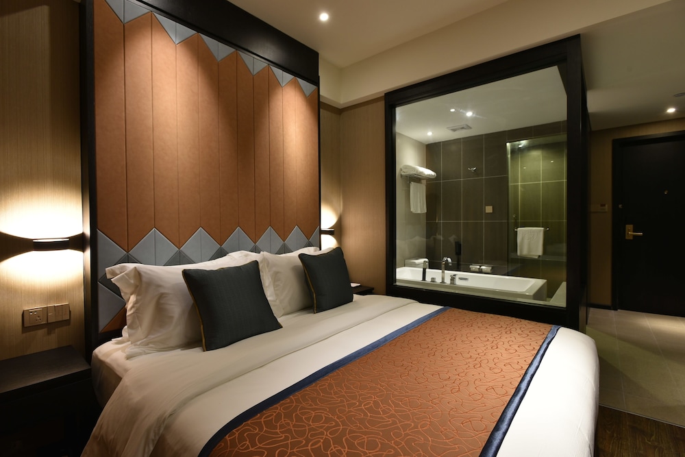 Deluxe Queen Bed photo 3