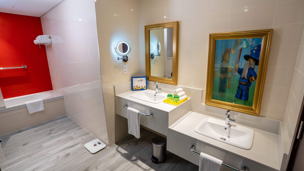 Kingdom Fully Themed Family Suite with park access photo 3