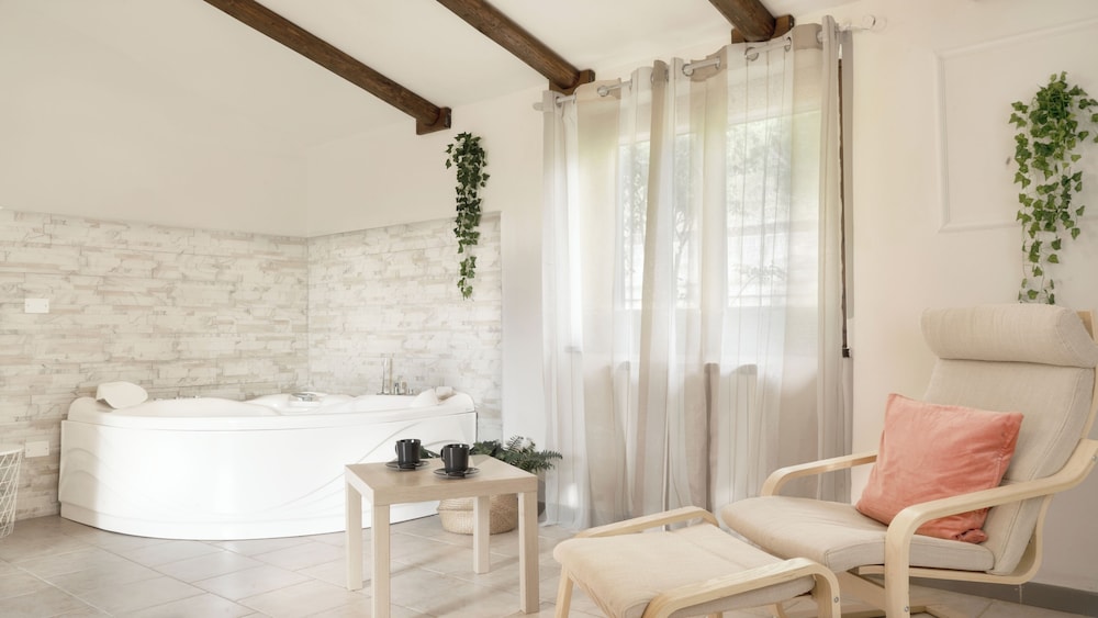 Deluxe Suite, Hill View