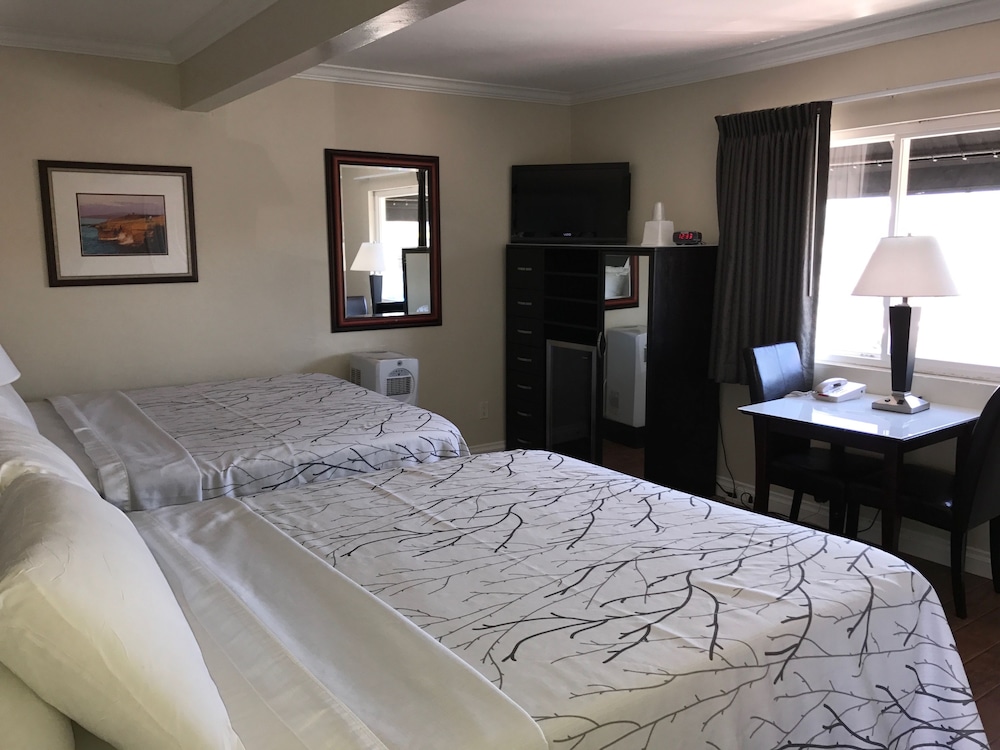 Room, 2 Queen Beds (Not Pet Friendly) - Photo 3