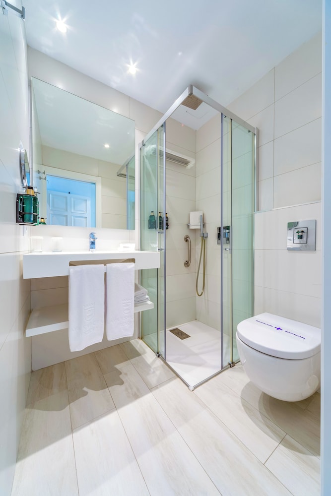 Low Cost Double Room, 1 Queen Bed (No Balcony)