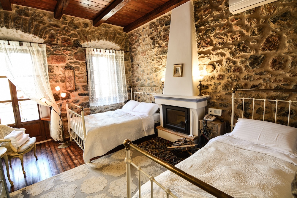 Triple Room, Fireplace photo 2