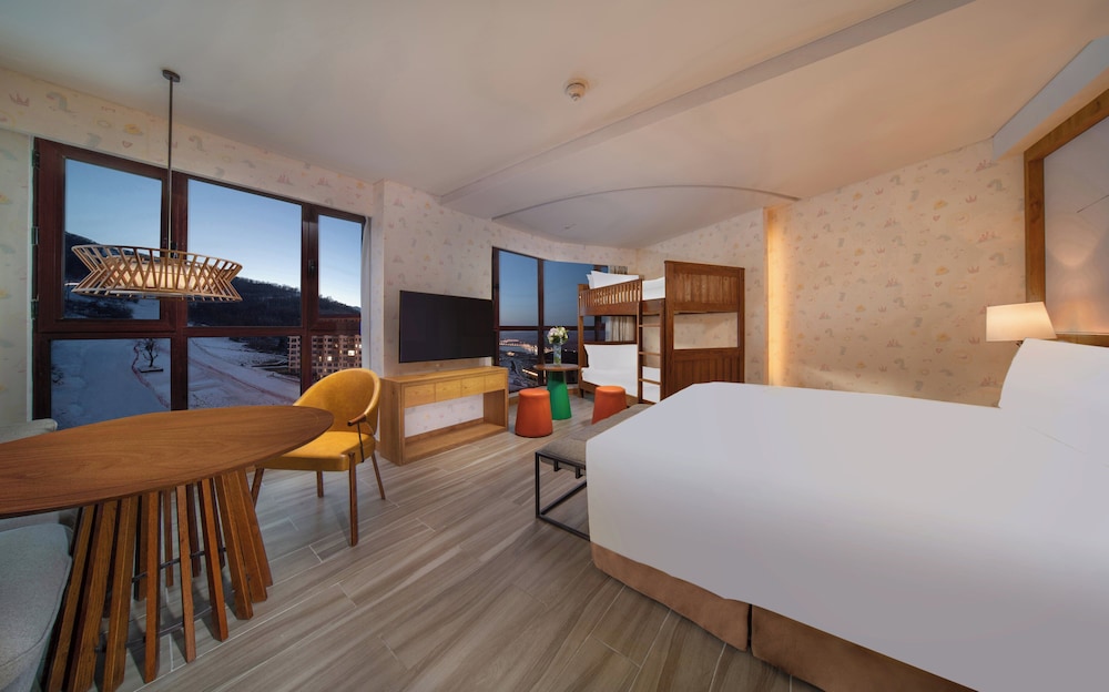 Premium Room, Multiple Beds (Family) photo 2