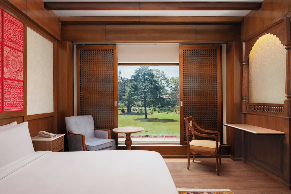 Standard Room, 1 King Bed, Garden View - Photo 2