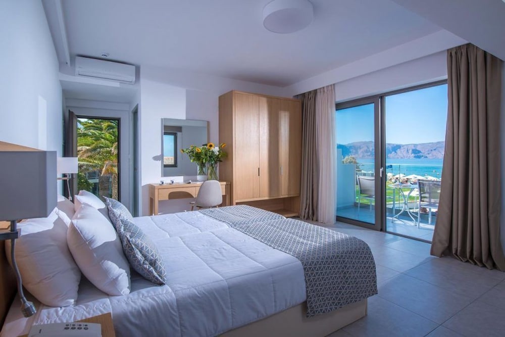 Deluxe Double Room, Partial Sea View photo 2