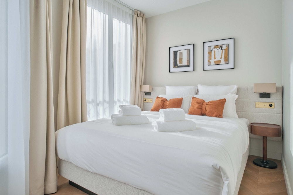 Deluxe One-Bedroom Apartment with City View 403