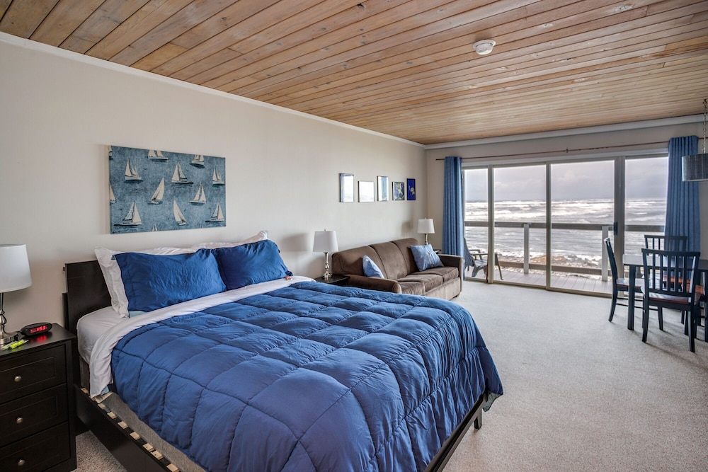 Studio, 1 Queen Bed, Ocean View, No Pets photo 3