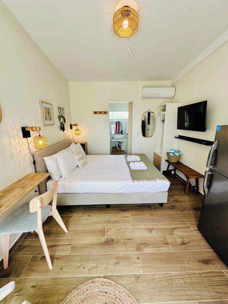 Deluxe Studio, 1 Queen Bed, Private Pool, Pool View photo 2