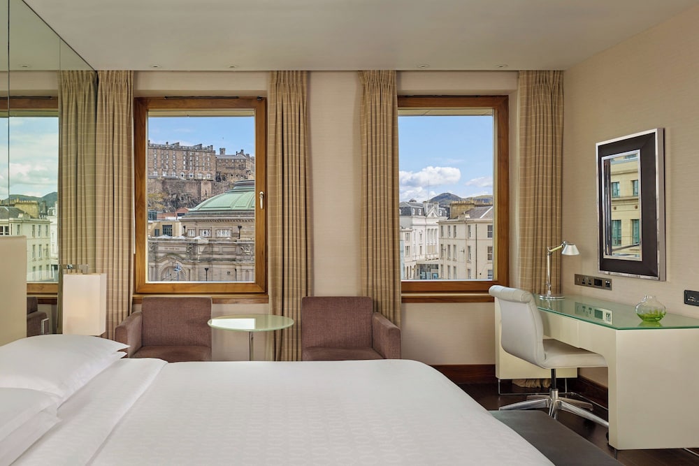 Deluxe Room, 1 King Bed (View) thumbnail 6