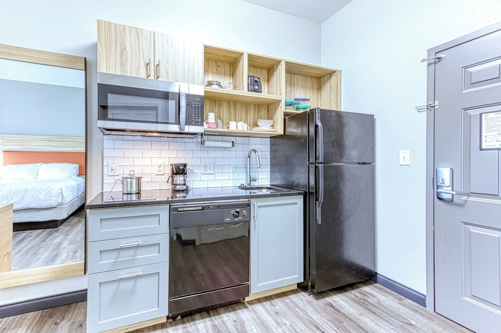 Suite, 1 Bedroom - Photo 10