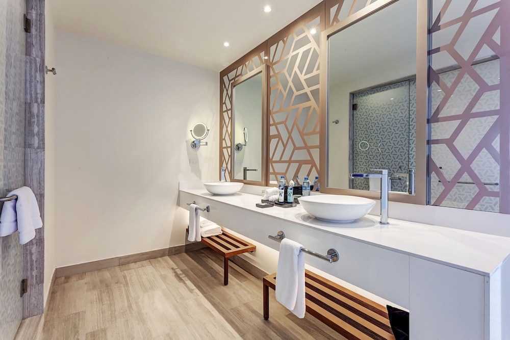 Luxury Presidential Beach Front One Bedroom Suite Diamond Club