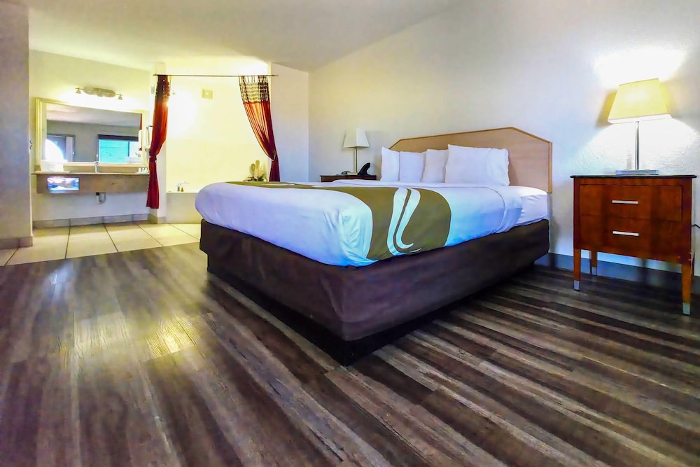Suite, 1 King Bed with Sofa bed, Non Smoking