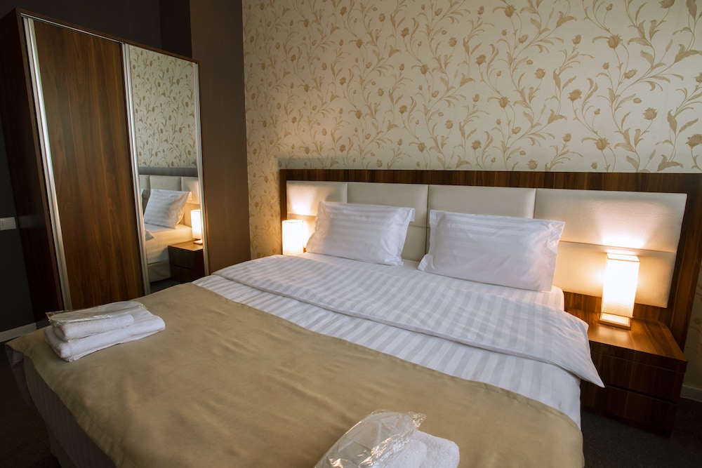 Deluxe Suite - Photo 11