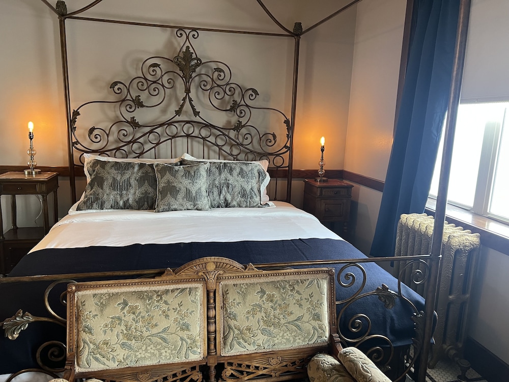Deluxe Room, 1 King Bed photo 1