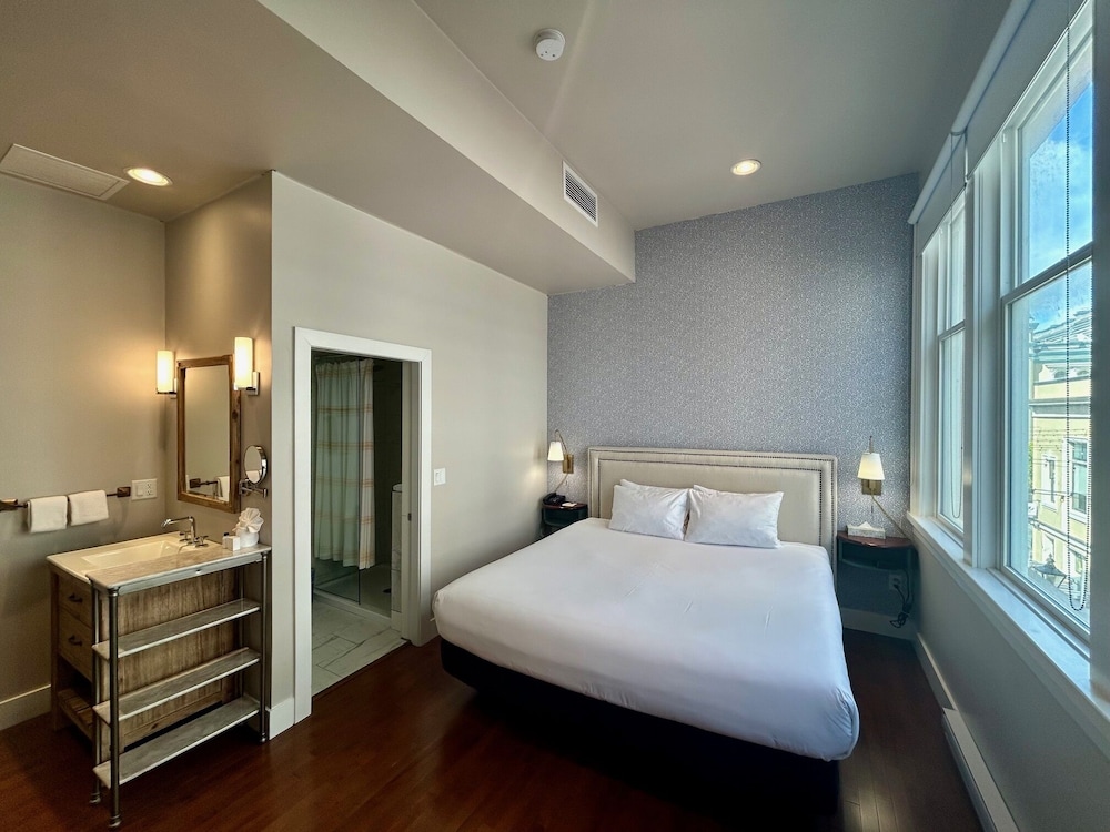 Premium Room, 1 King Bed, City View - Photo 2