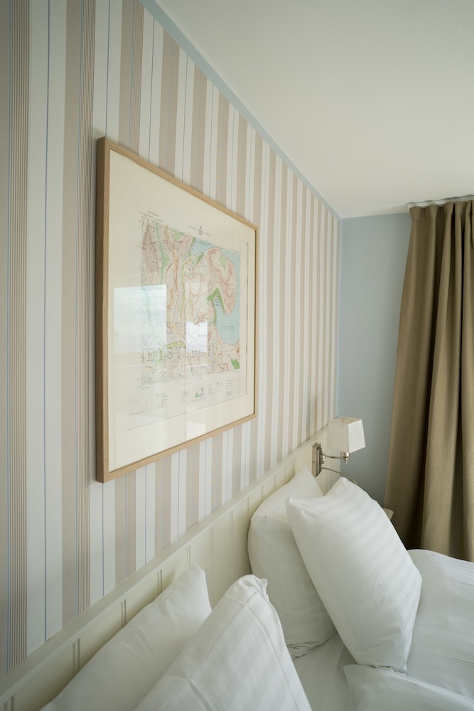 Superior Double Room, 1 King Bed, Partial Sea View photo 2