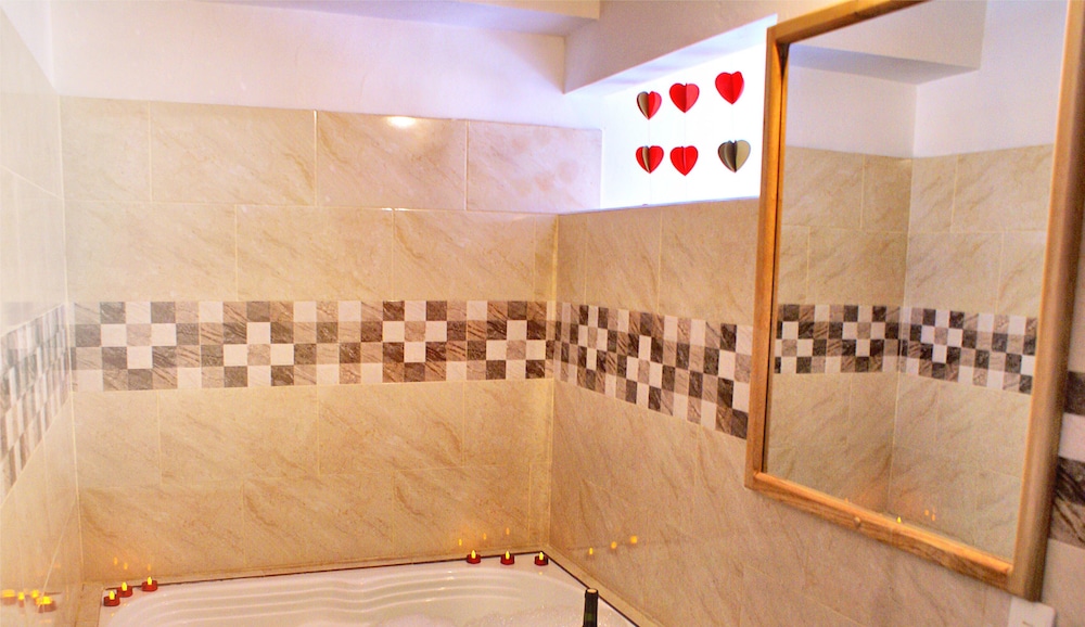 Superior Suite, 1 King Bed, Non Smoking, Jetted Tub photo 3