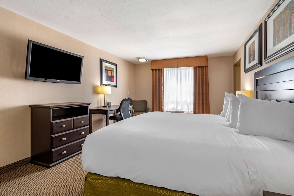 Suite, Multiple Beds, Non Smoking, Refrigerator & Microwave photo 2