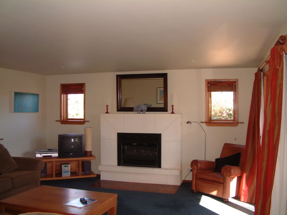 Standard Suite, 1 Bedroom, Non Smoking, Kitchen (Cottage, Min 2) photo 3