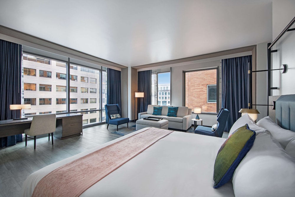Suite, 1 King Bed with Sofa bed, Roll-in Shower (Jenkins Hill Suite, Mobility) - Photo 2