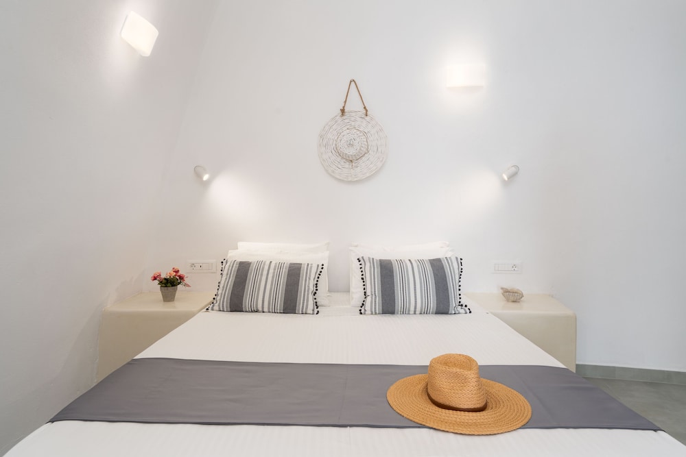 Cave Gran d suite with shared pool