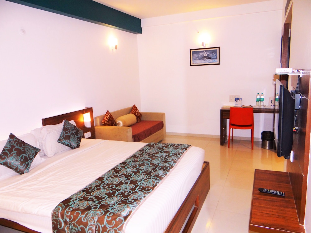 Superior Room, 1 King Bed photo 1