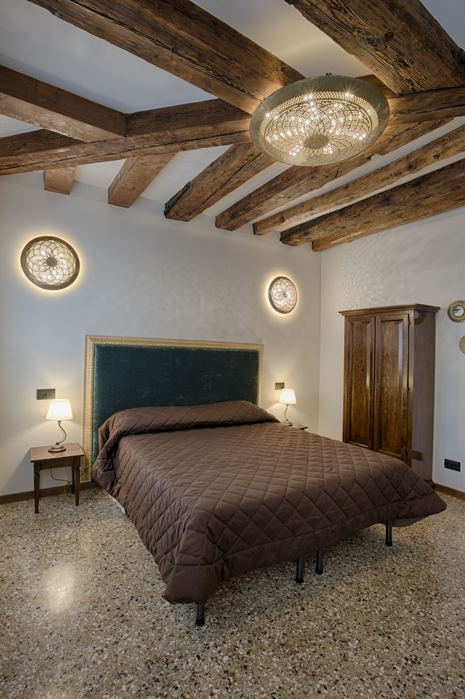 Premier Double Room, Shared Bathroom photo 1