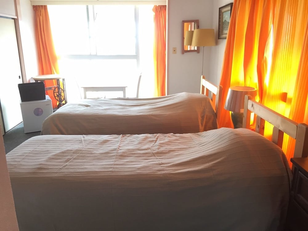 Basic Single Room, 2 Twin Beds photo 2