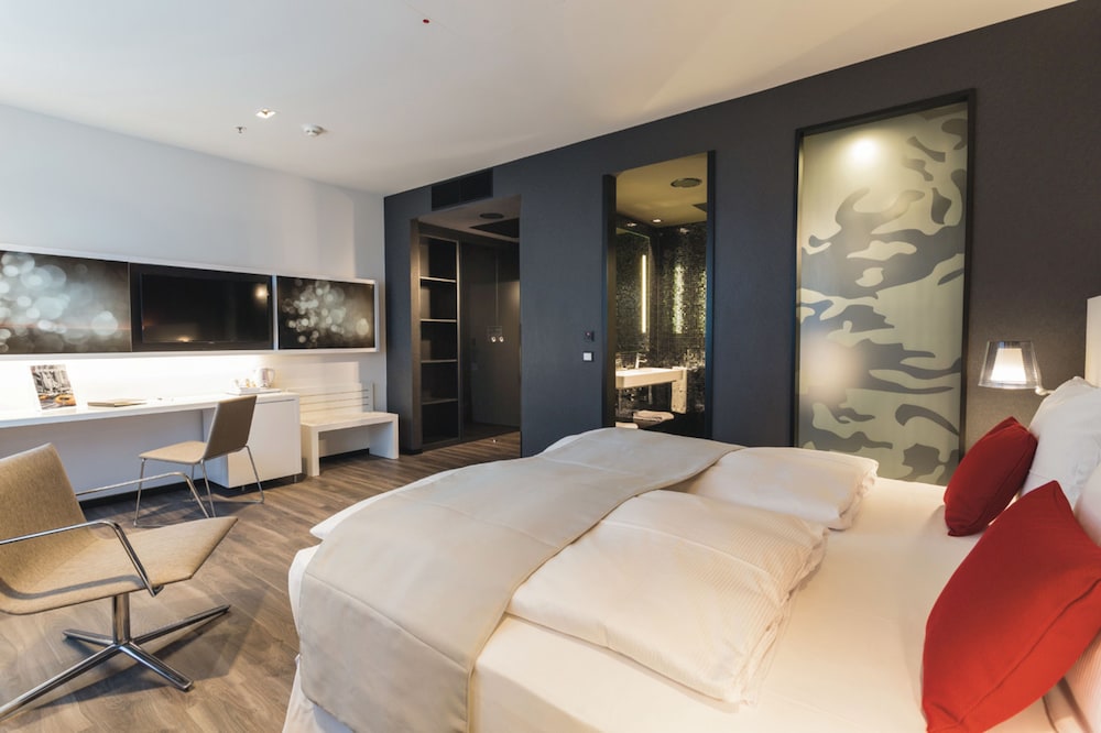 Deluxe Room, 1 King Bed (Superior) - Photo 3