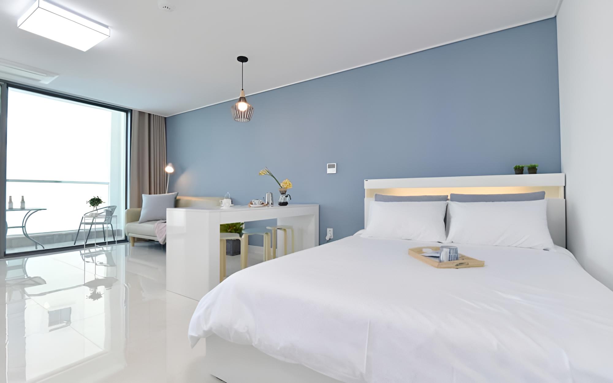 Room (Room 301 (ocean view of the studio))