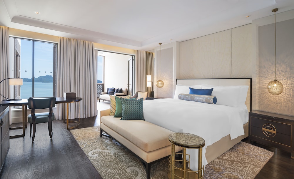 Room, 1 King Bed, Sea View photo 2