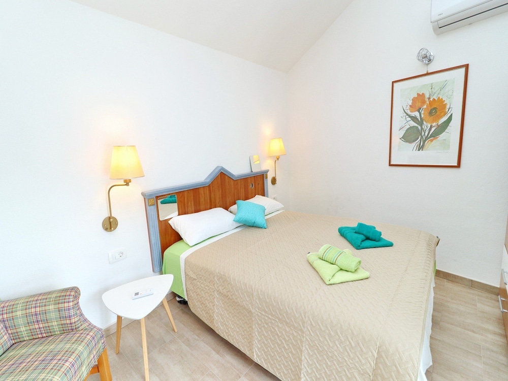 Apartment (Duplex One Bedroom Apartment with Bal)