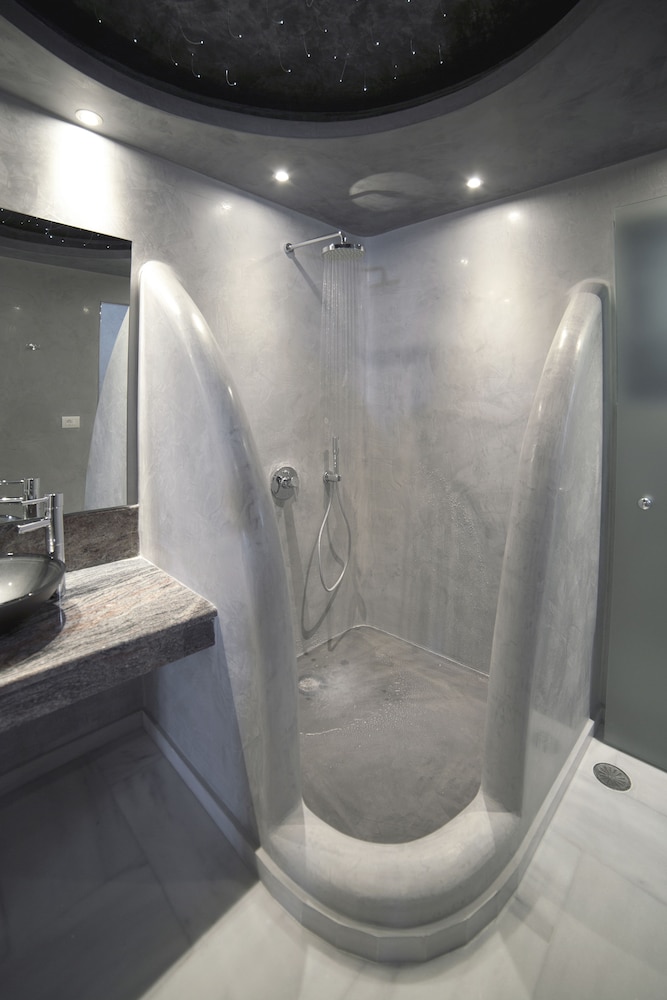 Suite, Jetted Tub - Photo 11
