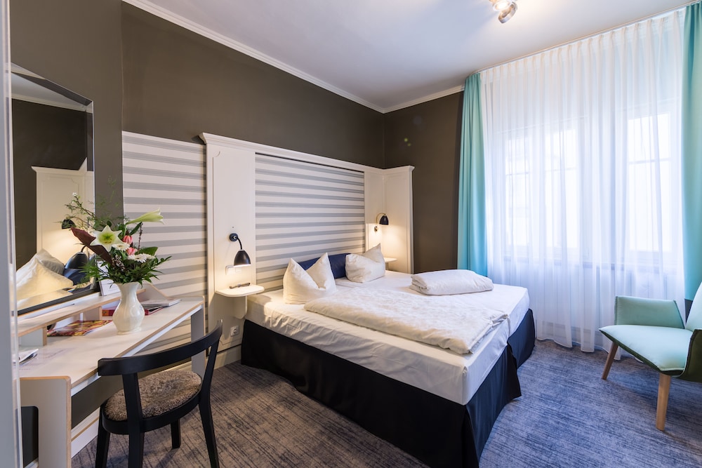 Basic Double Room, 2 Twin Beds - Photo 8