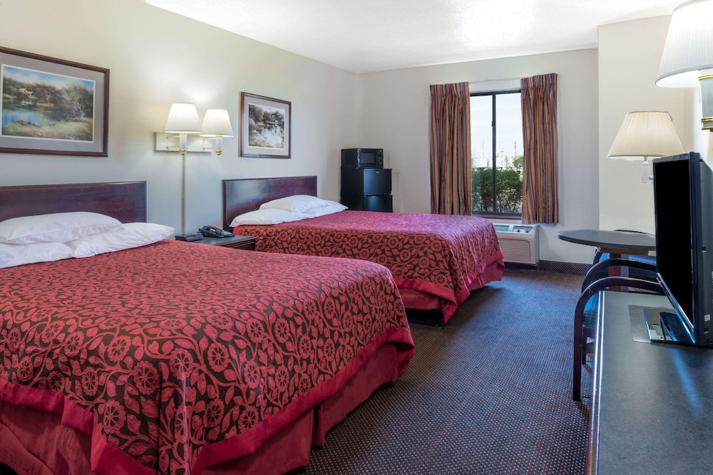 Room, 2 Queen Beds, Non Smoking - Photo 1