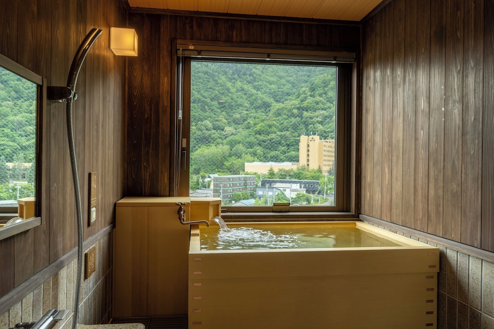 Hollywood Twin Room 35sq, Non Smoking, Road side, with Hot Spring Bath - Photo 5