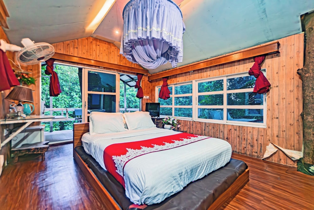 Deluxe Tree House, Hill View