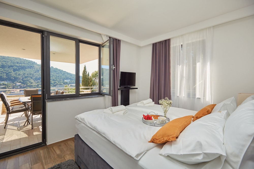 Apartment (Luxury Two Bedroom Apartment With Sea)