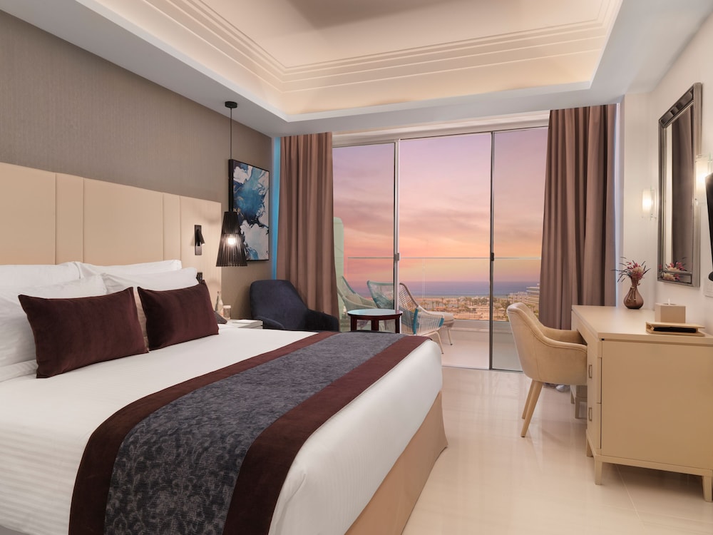 Deluxe Room, Pool View - Photo 2