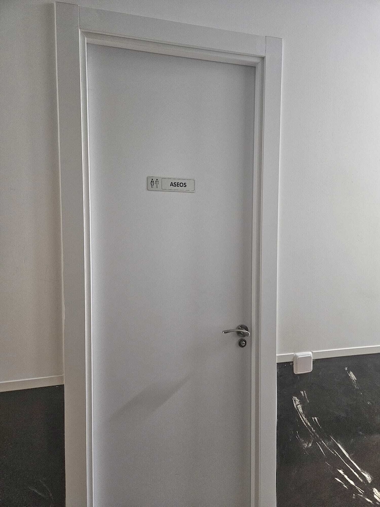 Economy Single Room, Shared Bathroom photo 3