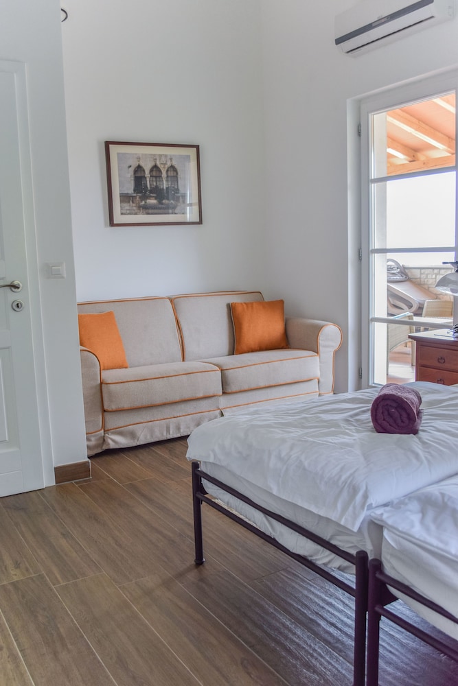 Classic Villa, Multiple Beds, Non Smoking, Partial Sea View photo 3