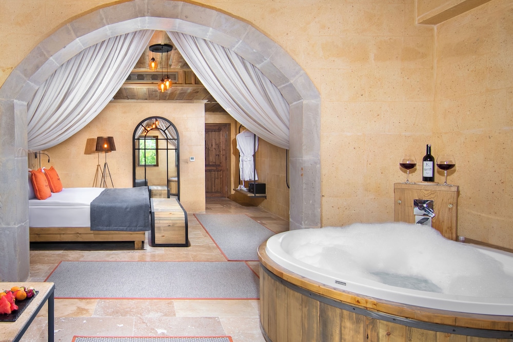 Royal Suite, Jetted Tub photo 2