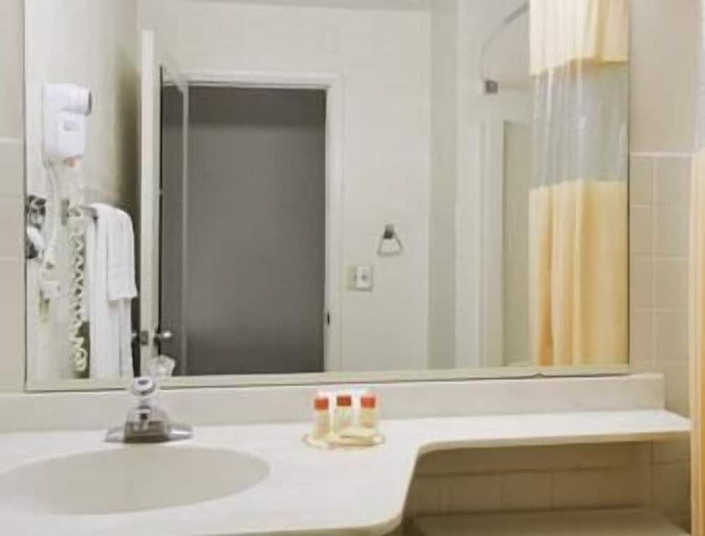 Standard Room, 2 Queen Beds - Photo 4
