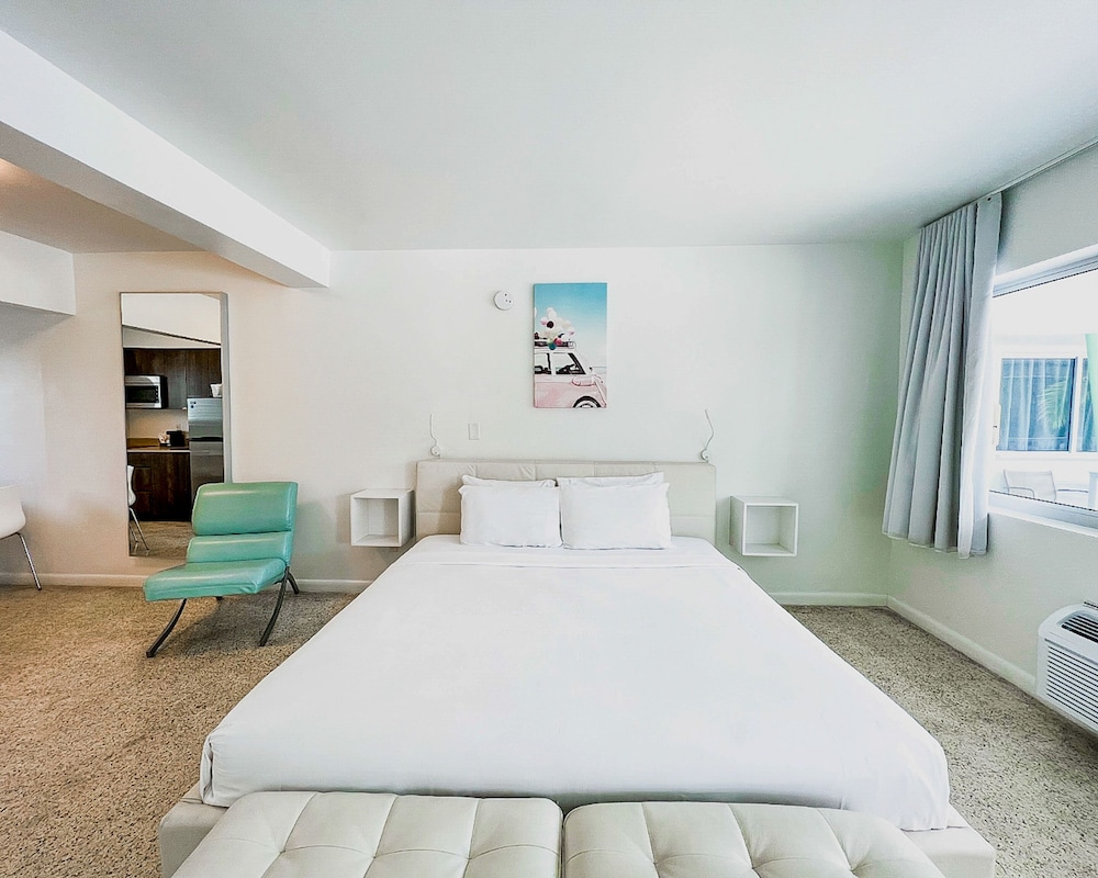 Deluxe Studio, 1 King Bed - Photo 1
